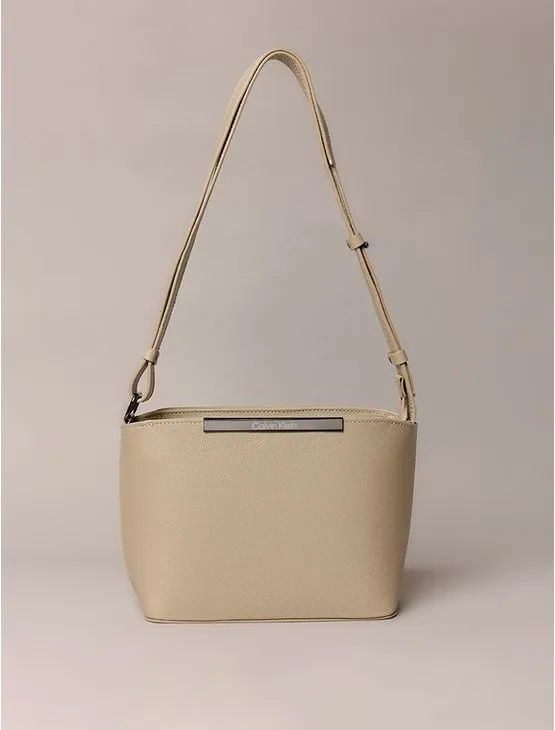 Bolsa Média Calvin Klein Feminina Placa Calvin Klein - Caqui Claro Bolsa Média Calvin Klein Feminina Placa Calvin Klein Caqui Claro u